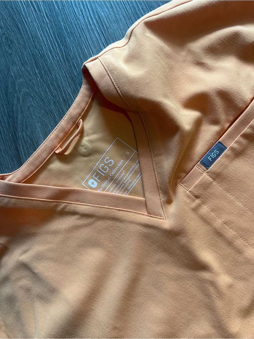 Women’s Figs limited edition Sakura scrubs - Picture 3 of 4